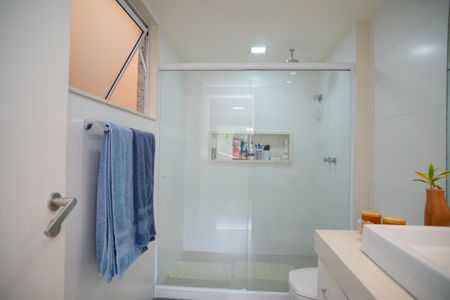 Casa à venda com 585m², 4 quartos e 3 vagas Casa à venda com 585m², 4 quartos e 3 vagasBanheiro da Suíte 1