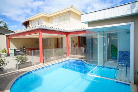 Casa à venda com 585m², 4 quartos e 3 vagas Casa à venda com 585m², 4 quartos e 3 vagasPiscina