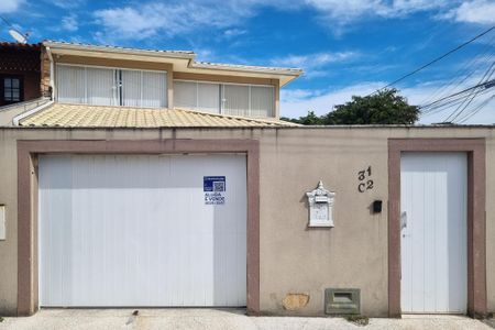 Casa à venda com 585m², 4 quartos e 3 vagas Casa à venda com 585m², 4 quartos e 3 vagasFachada