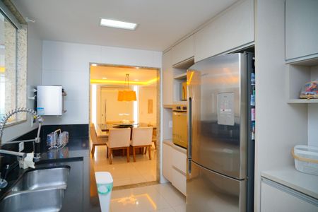 Casa à venda com 585m², 4 quartos e 3 vagas Casa à venda com 585m², 4 quartos e 3 vagasCozinha