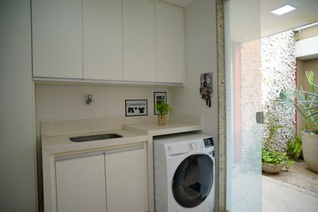 Casa à venda com 585m², 4 quartos e 3 vagas Casa à venda com 585m², 4 quartos e 3 vagasÁrea de Serviço