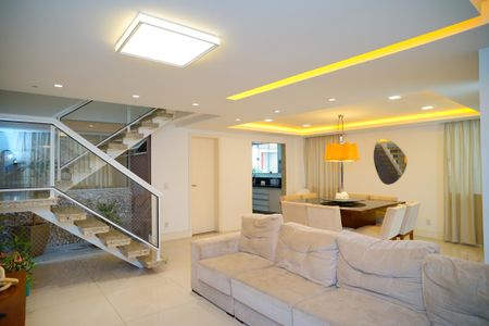 Casa à venda com 585m², 4 quartos e 3 vagas Casa à venda com 585m², 4 quartos e 3 vagasSala