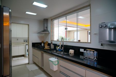 Casa à venda com 585m², 4 quartos e 3 vagas Casa à venda com 585m², 4 quartos e 3 vagasCozinha