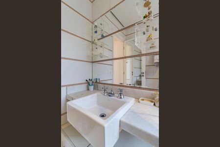 Casa de condomínio para alugar com 380m², 4 quartos e 4 vagas Casa de condomínio para alugar com 380m², 4 quartos e 4 vagasBanheiro do Quarto