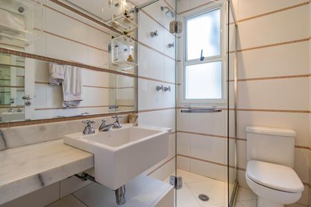 Casa de condomínio para alugar com 380m², 4 quartos e 4 vagas Casa de condomínio para alugar com 380m², 4 quartos e 4 vagasBanheiro do Quarto
