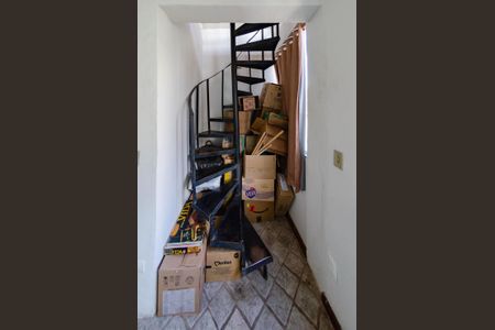 Apartamento à venda com 95m², 3 quartos e 1 vaga Apartamento à venda com 95m², 3 quartos e 1 vagaEscada