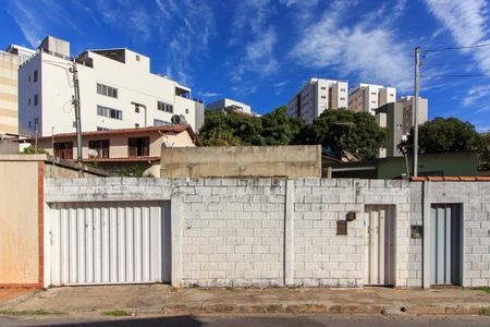 Casa à venda com 90m², 3 quartos e 2 vagas Casa à venda com 90m², 3 quartos e 2 vagasFoto 02