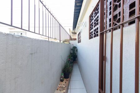 Casa à venda com 189m², 3 quartos e 2 vagas Casa à venda com 189m², 3 quartos e 2 vagasCorredor lateral