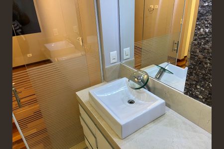 Apartamento à venda com 387m², 5 quartos e 4 vagasBanheiro da Suíte 2