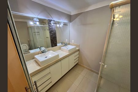 Apartamento à venda com 387m², 5 quartos e 4 vagasBanheiro da Suíte 2