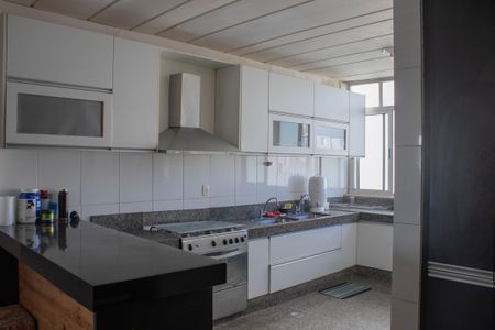 Apartamento à venda com 372m², 5 quartos e 2 vagas Apartamento à venda com 372m², 5 quartos e 2 vagasCozinha