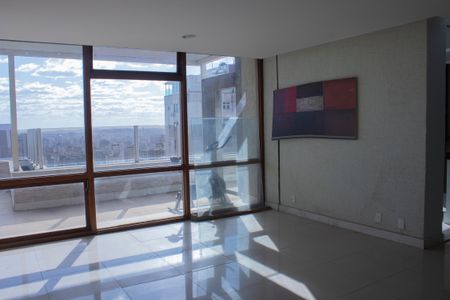 Apartamento à venda com 372m², 5 quartos e 2 vagas Apartamento à venda com 372m², 5 quartos e 2 vagasSala 2