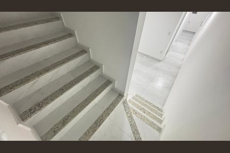 Apartamento à venda com 112m², 2 quartos e 1 vaga Apartamento à venda com 112m², 2 quartos e 1 vagaEscada