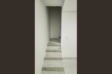 Apartamento à venda com 112m², 2 quartos e 1 vaga Apartamento à venda com 112m², 2 quartos e 1 vagaEscada