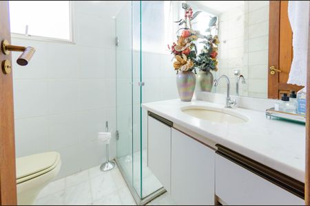 Apartamento à venda com 180m², 5 quartos e 2 vagas Apartamento à venda com 180m², 5 quartos e 2 vagasBanheiro social 2