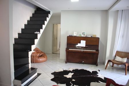 Casa à venda com 540m², 4 quartos e 8 vagasSala