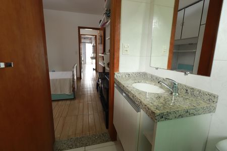 Casa à venda com 170m², 3 quartos e 4 vagasBanheiro da Suíte 2