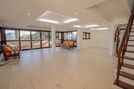 Casa de condomínio à venda com 380m², 5 quartos e 2 vagasSala