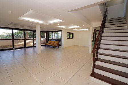 Casa de condomínio à venda com 380m², 5 quartos e 2 vagasSala