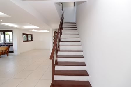 Casa de condomínio à venda com 380m², 5 quartos e 2 vagasEscada
