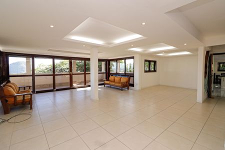 Casa de condomínio à venda com 380m², 5 quartos e 2 vagasSala