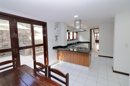 Casa de condomínio à venda com 380m², 5 quartos e 2 vagasCozinha