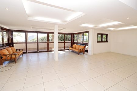 Casa de condomínio à venda com 380m², 5 quartos e 2 vagasSala