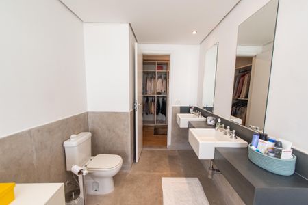 Apartamento para alugar com 343m², 4 quartos e 5 vagasBanheiro da suíte 1