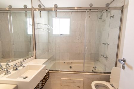 Apartamento para alugar com 343m², 4 quartos e 5 vagasBanheiro da suíte 2