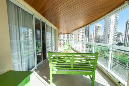 Apartamento para alugar com 343m², 4 quartos e 5 vagasVaranda