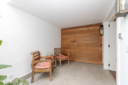 Casa à venda com 450m², 4 quartos e 3 vagas Casa à venda com 450m², 4 quartos e 3 vagasEntrada