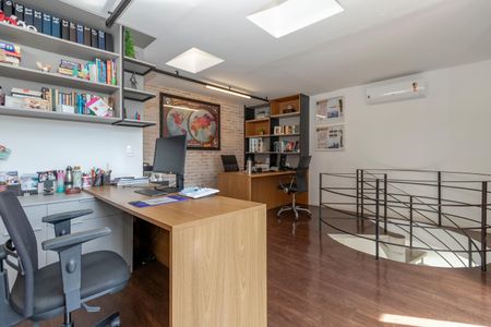 Casa à venda com 450m², 4 quartos e 3 vagas Casa à venda com 450m², 4 quartos e 3 vagasEscritório