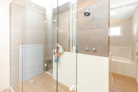 Casa à venda com 450m², 4 quartos e 3 vagas Casa à venda com 450m², 4 quartos e 3 vagasBanheiro da Suíte 1