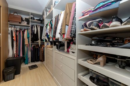 Casa à venda com 450m², 4 quartos e 3 vagas Casa à venda com 450m², 4 quartos e 3 vagasCloset 3 da Suíte 1