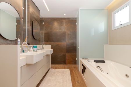 Casa à venda com 450m², 4 quartos e 3 vagas Casa à venda com 450m², 4 quartos e 3 vagasBanheiro da Suíte 1