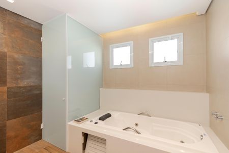 Casa à venda com 450m², 4 quartos e 3 vagas Casa à venda com 450m², 4 quartos e 3 vagasBanheiro da Suíte 1