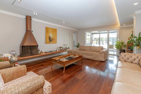 Casa à venda com 450m², 4 quartos e 3 vagas Casa à venda com 450m², 4 quartos e 3 vagasSala