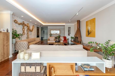 Casa à venda com 450m², 4 quartos e 3 vagas Casa à venda com 450m², 4 quartos e 3 vagasSala