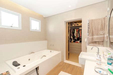 Casa à venda com 450m², 4 quartos e 3 vagas Casa à venda com 450m², 4 quartos e 3 vagasBanheiro da Suíte 1