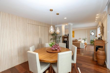 Casa à venda com 450m², 4 quartos e 3 vagas Casa à venda com 450m², 4 quartos e 3 vagasSala de Jantar