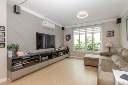 Casa à venda com 450m², 4 quartos e 3 vagas Casa à venda com 450m², 4 quartos e 3 vagasSala de TV