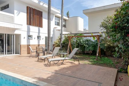 Casa à venda com 450m², 4 quartos e 3 vagas Casa à venda com 450m², 4 quartos e 3 vagasPiscina
