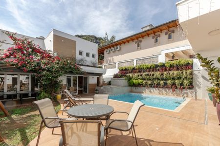 Casa à venda com 450m², 4 quartos e 3 vagas Casa à venda com 450m², 4 quartos e 3 vagasPiscina