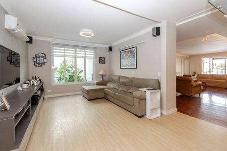 Casa à venda com 450m², 4 quartos e 3 vagas Casa à venda com 450m², 4 quartos e 3 vagasSala de TV