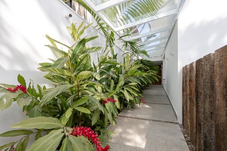 Casa à venda com 450m², 4 quartos e 3 vagas Casa à venda com 450m², 4 quartos e 3 vagasEntrada