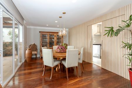 Casa à venda com 450m², 4 quartos e 3 vagas Casa à venda com 450m², 4 quartos e 3 vagasSala de Jantar