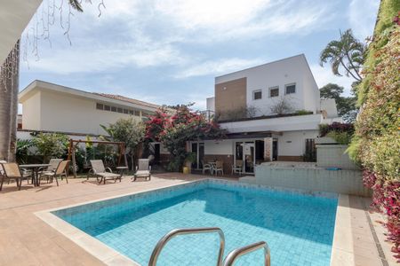 Casa à venda com 450m², 4 quartos e 3 vagas Casa à venda com 450m², 4 quartos e 3 vagasPiscina