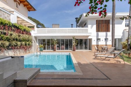 Casa à venda com 450m², 4 quartos e 3 vagas Casa à venda com 450m², 4 quartos e 3 vagasPiscina