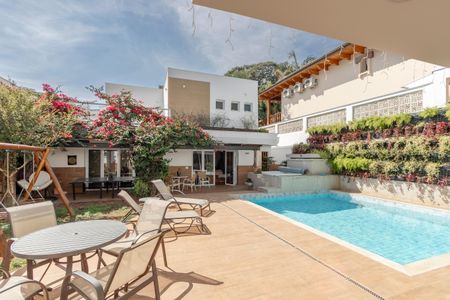 Casa à venda com 450m², 4 quartos e 3 vagas Casa à venda com 450m², 4 quartos e 3 vagasPiscina