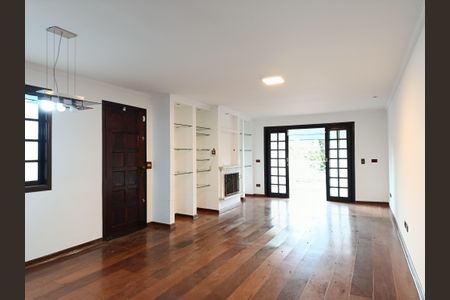 Casa à venda com 250m², 3 quartos e 3 vagas Casa à venda com 250m², 3 quartos e 3 vagasSala